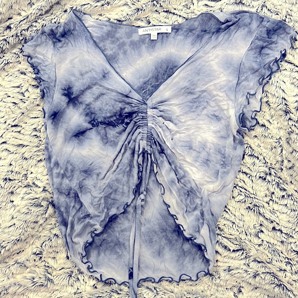 A super cute light top. It’s crunched up and has a tie where you can style it!